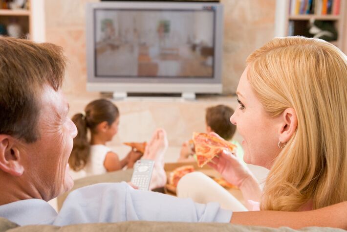 Para unha perda de peso efectiva, debes renunciar ás comidas diante da pantalla do televisor