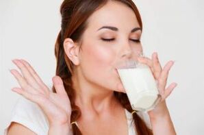Con gastrite, é útil beber un vaso de leite pola mañá e pola noite. 
